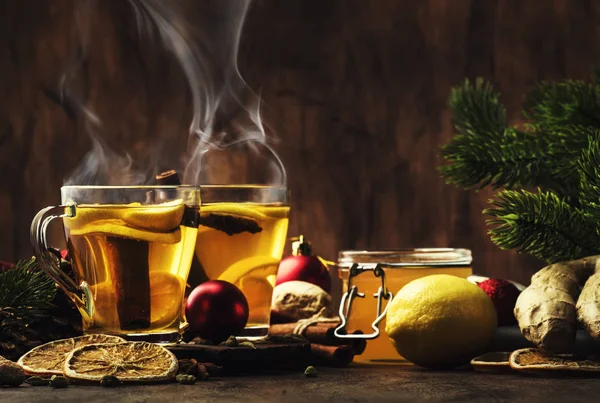 Chá Quente Inverno Com Frutas Limão Especiarias Copo Vidro Com — Fotografia de Stock