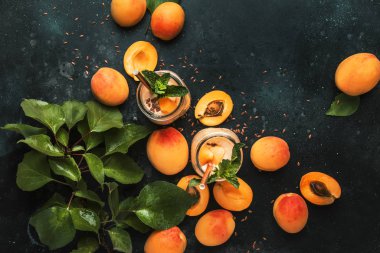 Sağlıklı kayısı smoothies cam şişeler ve taze meyve, üstten görünüm