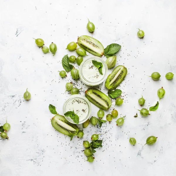 Egres Kiwi Smoothie Vagy Turmix Chia Magok Szürke Asztal Hely — Stock Fotó