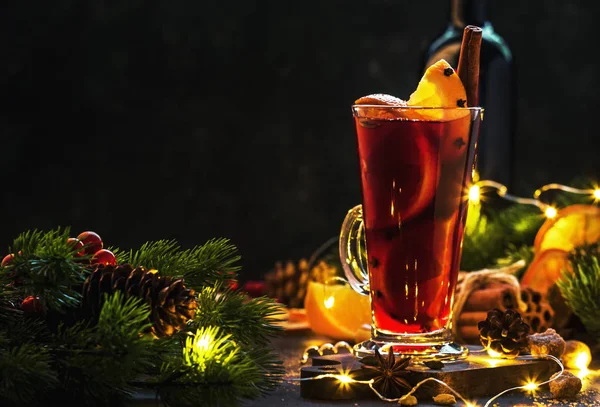 Christmas Mulled Red Wine Spices Fruits Tall Glass Wooden Rustic — Stock Photo, Image