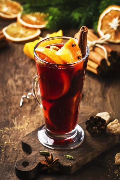 Natal Mulled Vinho Tinto Com Especiarias Frutas Vidro Alto Sobre — Fotografia de Stock