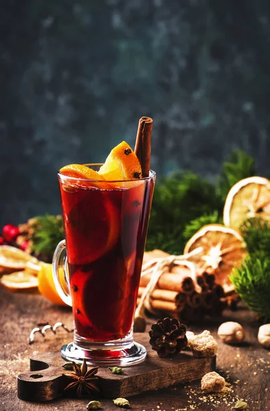 Natal Mulled Vinho Tinto Com Especiarias Frutas Vidro Alto Sobre — Fotografia de Stock