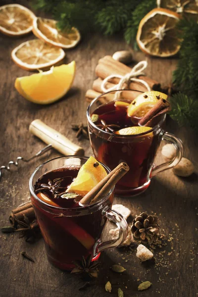 Xmas Quente Mulled Vinho Tinto Com Especiarias Frutas Mesa Rústica — Fotografia de Stock