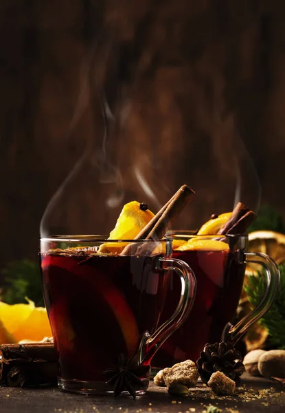 Xmas Quente Mulled Vinho Tinto Com Especiarias Frutas Mesa Rústica — Fotografia de Stock