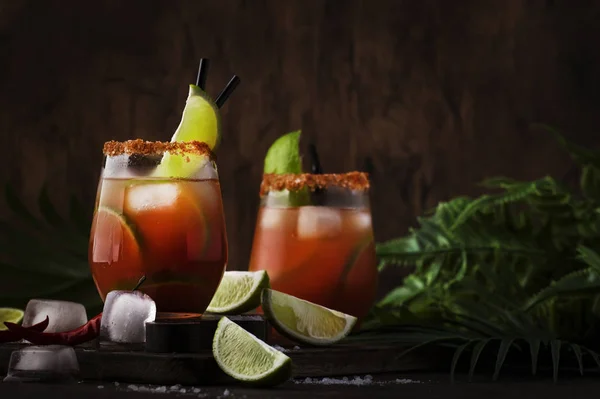 Michelada Meksykański Koktajl Alkoholowy Piwem Sokiem Limonki Sokiem Pomidorowym Pikantnym — Zdjęcie stockowe