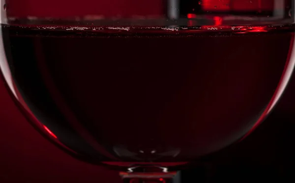 赤黒の背景に赤ワイン 抽象的なスプラッシュ マクロショット — ストック写真