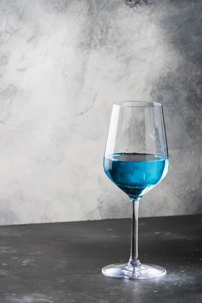 Vino Blu Esotico Bevanda Non Classica Alla Moda Bicchiere Vino — Foto Stock
