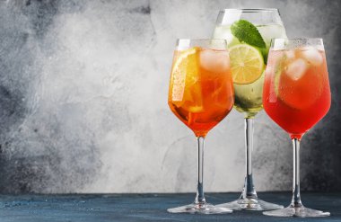 Yaz İtalyan alkollü kokteyller, aperol spritz, martini royale, acı ve prosecco ile campari tonik set sisli şarap bardakları. Yakın çekim, seçici odak. Tüm isimler kokteyllere atıfta bulunur, ticari markalara değil