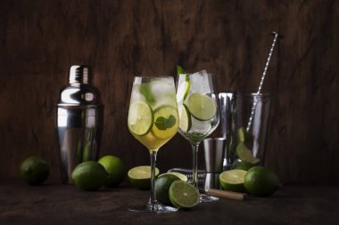 Limonlu mojito kokteyli ve ahşap arka planda şarap bardağında nane şekeri. Boşluğu kopyala