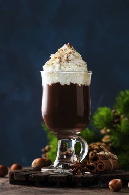 Krem şantili ve kakao tozlu sıcak çikolata. Kış ve sonbahar zamanı. Noel içkisi. Boşluğu kopyala