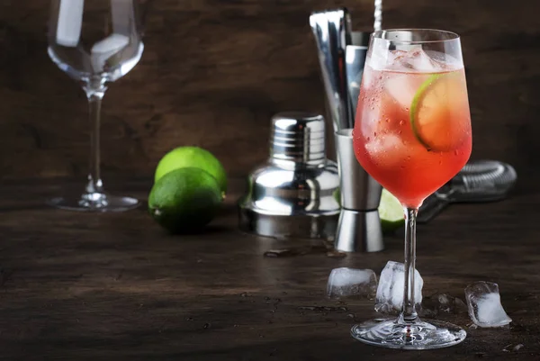 Cóctel Alcohol Tónico Campari Con Rojo Amargo Tónico Lima Hielo —  Fotos de Stock