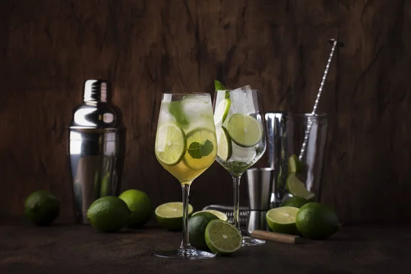 Mojito Cocktail Mit Limette Und Minze Weinglas Auf Holzgrund Kopierraum — Stockfoto