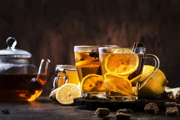 Zencefilli, ballı, limonlu ve cam bardakta baharatlı, sade ahşap arka planda fotokopi alanı