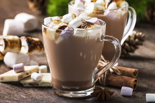 Sıcak kakao ya da cam bardakta lokum ve ahşap masada kış süsü. Rahat Noel tatili ve yeni yıl kavramı, kopyalama alanı