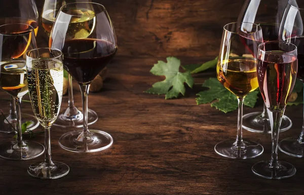 Weinverkostungskonzept Still Und Schaumweine Rot Weiß Rosen Und Champagner Weingläsern — Stockfoto