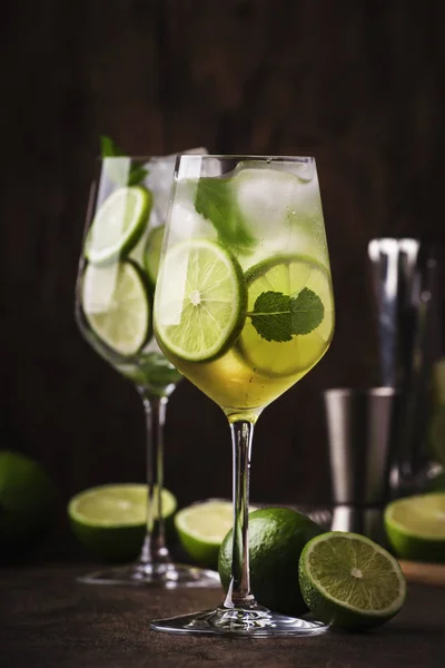 Mojito Cocktail Med Lime Och Mynta Vinglas Trä Bakgrund Kopiera — Stockfoto