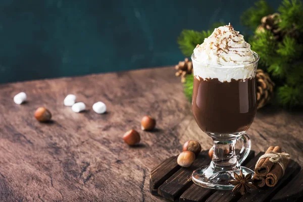 ホイップクリームとココアパウダーでホットチョコレート 冬と秋の時間 クリスマス暖かい飲み物 スペースのコピー — ストック写真