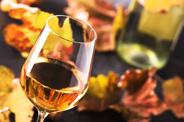 Bicchiere Vino Bianco Bottiglia Vino Sfondo Grigio Con Spazio Copia — Foto Stock