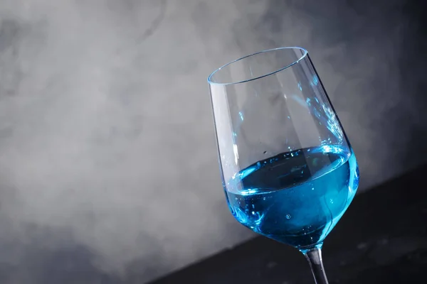 エキゾチックなブルーワイン 灰色の背景にワイングラスで流行の非古典的な飲み物 — ストック写真