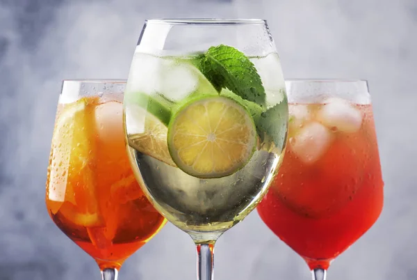 Zestaw Letnich Włoskich Koktajli Alkoholowych Aperol Spritz Martini Royale Tonik — Zdjęcie stockowe