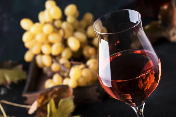Copo Vinho Rosa Rosa Conceito Degustação Vinhos Fundo Cinza Com — Fotografia de Stock