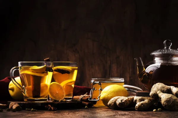 Forró Gyógyító Tea Gyömbérrel Mézzel Citrommal Fűszerekkel Üvegpohárban Rusztikus Háttér — Stock Fotó
