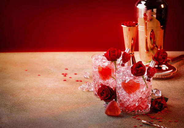 Rosas Julep Cóctel San Valentín Con Rosas Rojas Corazones Sobre — Foto de Stock