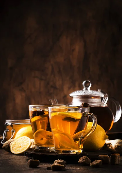 Gorąca Herbata Lecznicza Imbirem Miodem Cytryną Przyprawami Szklanym Kubku Rustykalne — Zdjęcie stockowe