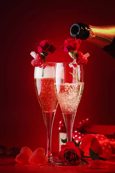 Valentinstag Roter Hintergrund Mit Champagnergläsern Herzen Und Scharlachroten Rosen Kopierraum — Stockfoto