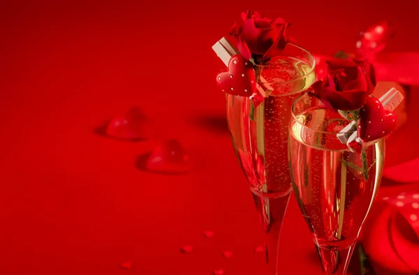 Fond Rouge Saint Valentin Avec Verres Champagne Coeurs Roses Écarlates — Photo