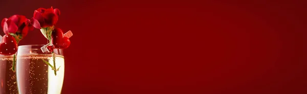 Valentinstag Roter Banner Hintergrund Mit Champagnergläsern Herzen Und Scharlachroten Rosen — Stockfoto