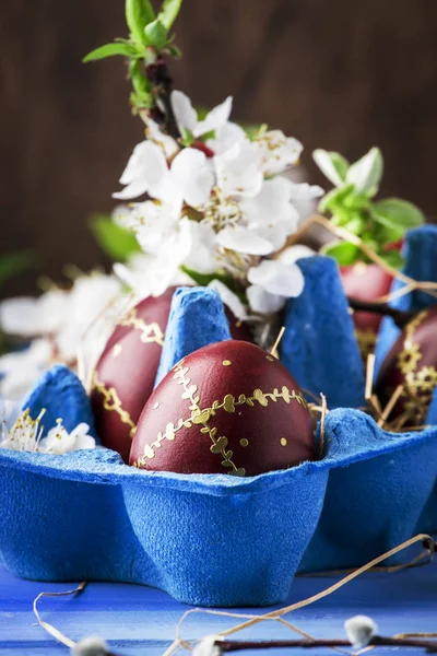 Ovos Páscoa Flores Brancas Primavera Fundo Azul Páscoa Com Espaço — Fotografia de Stock