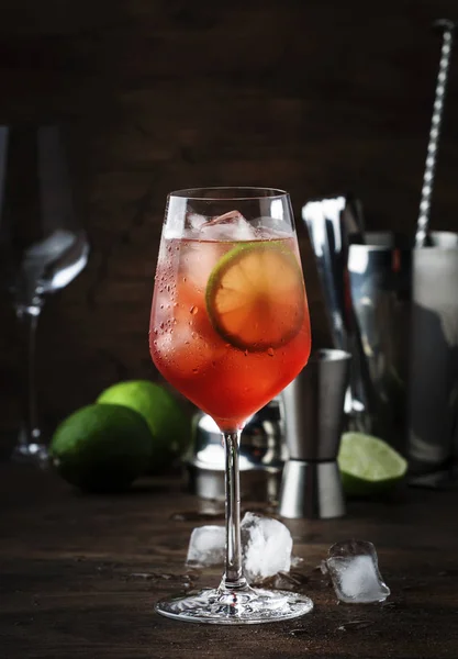 Cocktail Alcolico Tonico Campari Con Amaro Rosso Tonico Lime Ghiaccio — Foto Stock