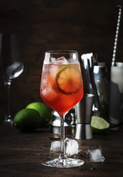 Cóctel Alcohol Tónico Campari Con Rojo Amargo Tónico Lima Hielo —  Fotos de Stock