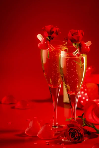 シャンパングラス ハートと緋色のバラとバレンタインデーの赤い背景 コピースペース — ストック写真