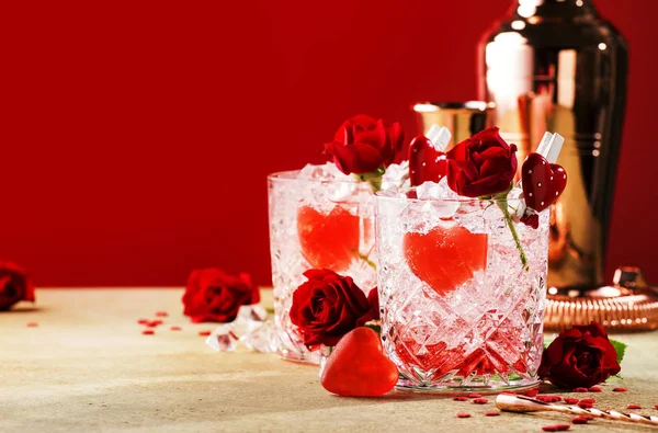 バラは お祝いの背景に赤いバラと心を持つバレンタインデーのカクテルをジャンプします — ストック写真