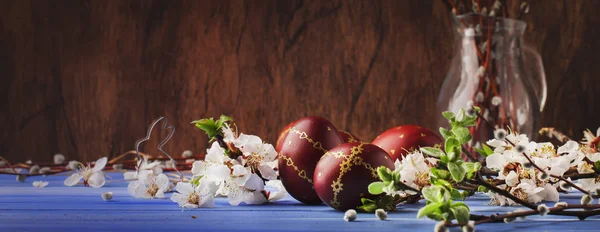 Påskägg Och Vår Vita Blommor Påsk Blå Bakgrund Med Kopia — Stockfoto