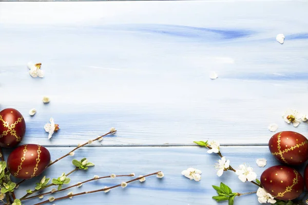 イースターエッグと春の白い花とコピースペースとイースターブルーの木の背景の柳の枝 — ストック写真