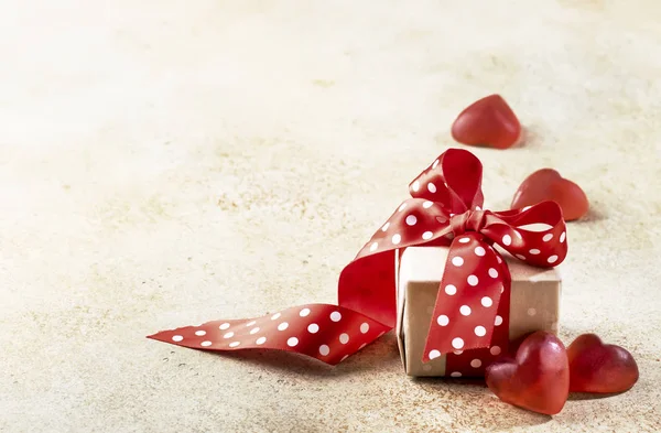 День Святого Валентина Подарок Коробке Красным Бантом Красном Фоне Сердечками — стоковое фото