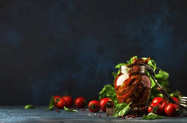 Sol Italiano Tomates Secos Azeite Com Manjericão Verde Especiarias Frasco — Fotografia de Stock