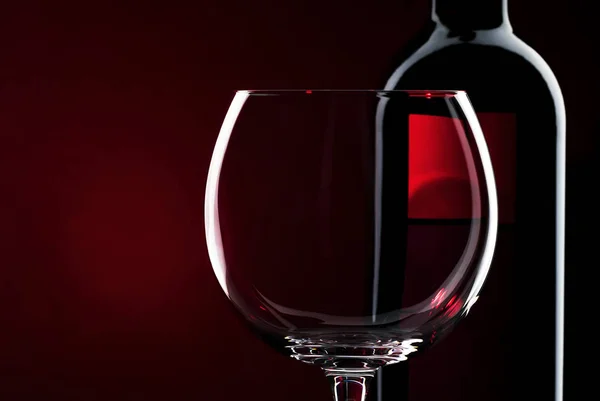 Copo Vinho Vazio Para Vinho Tinto Garrafa Fundo Preto Vermelho — Fotografia de Stock