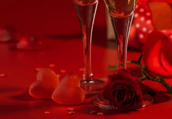 Valentinstag Roter Hintergrund Mit Champagnergläsern Herzen Und Scharlachroten Rosen Kopierraum — Stockfoto