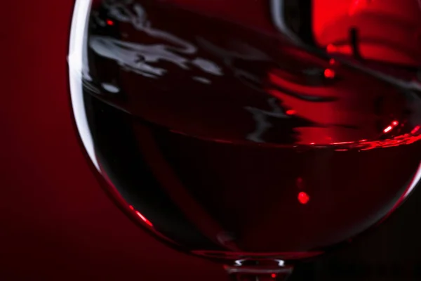 Vino Rosso Sfocato Fondo Nero Rosso Spruzzi Astratti Macro Sparato — Foto Stock