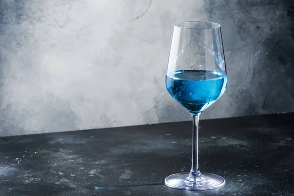 エキゾチックなブルーワイン 灰色の背景にワイングラスで流行の非古典的な飲み物 — ストック写真