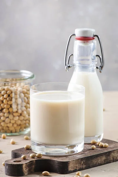 Leche Soja Frijol Soya Sobre Mesa Gris Concepto Leche Láctea — Foto de Stock