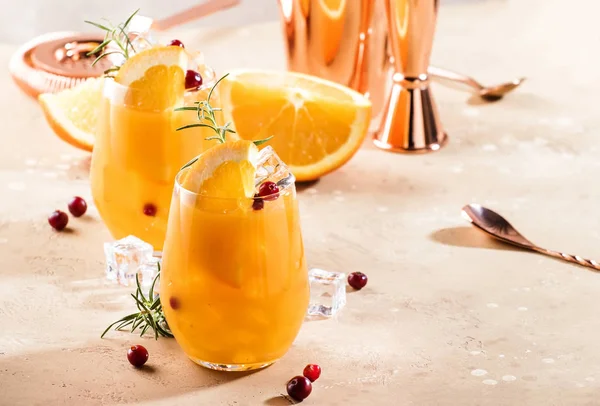 Cold Summer Drink Oranje Cranberry Rozemarijn Wodka Cocktail Koperen Bar — Stockfoto