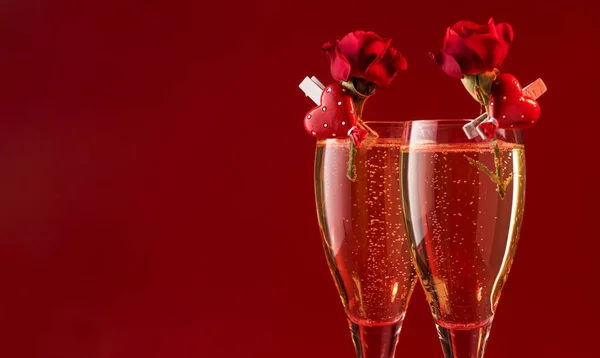Sevgililer Günü Kırmızı Arka Plan Şampanya Bardakları Kalpler Kırmızı Güller — Stok fotoğraf