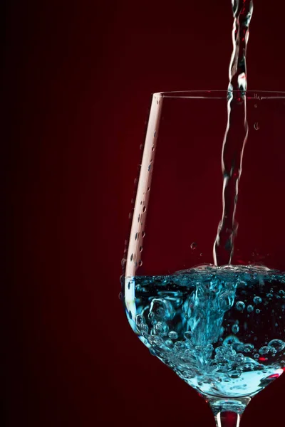 Egzotyczne Niebieskie Wino Modny Niesklasyczny Słodki Napój Winny Wlewający Się — Zdjęcie stockowe