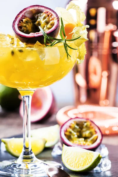 Czysta Pasja Koktajl Alkoholowy Syropem Limonką Sokiem Pomarańczowym Sodą Lodem — Zdjęcie stockowe