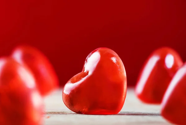 バレンタインデーの背景に赤い心を持つ コピースペース付きの休日カード — ストック写真